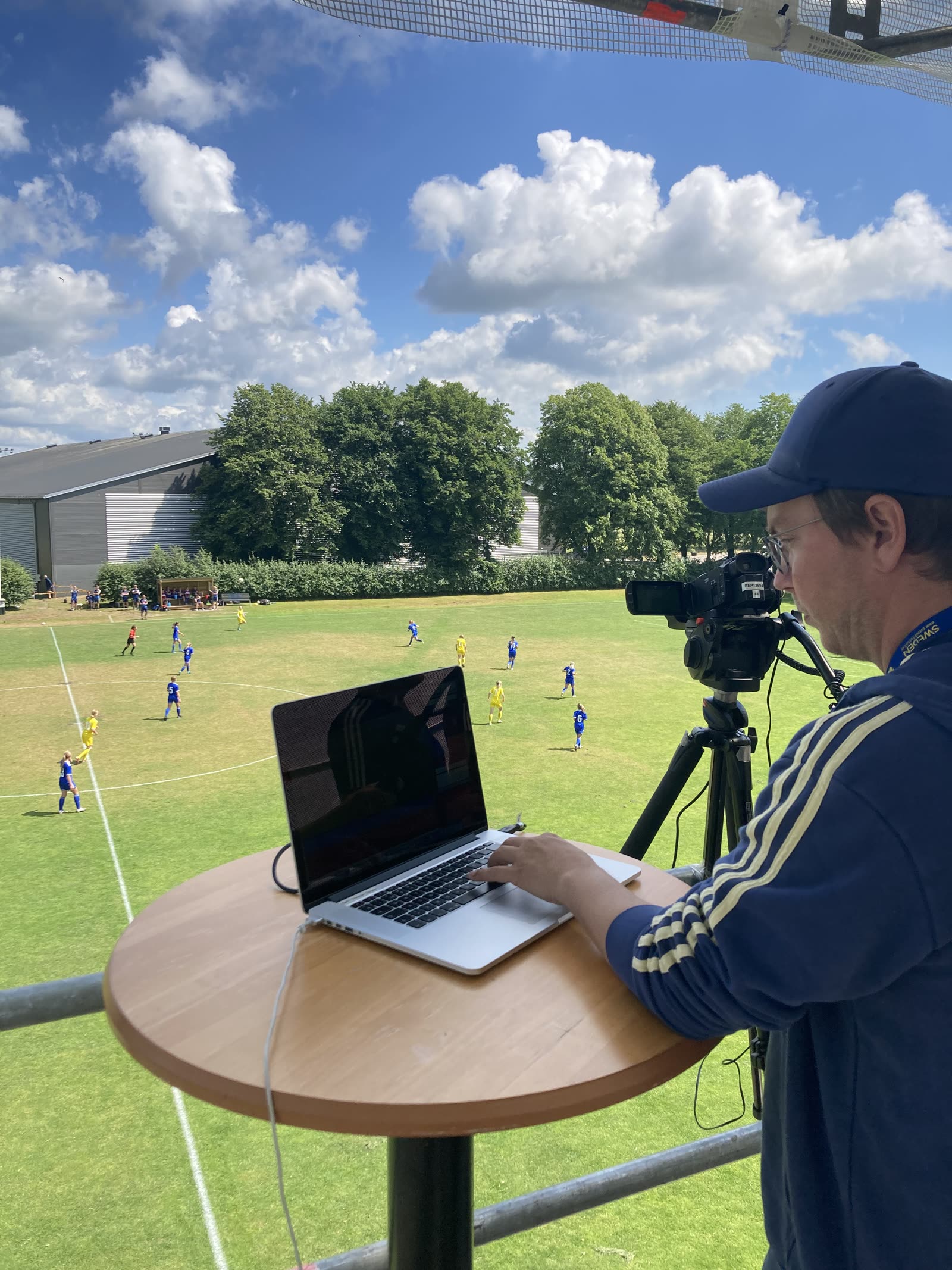 Live-analys med kamera och laptop under landslagsmatch