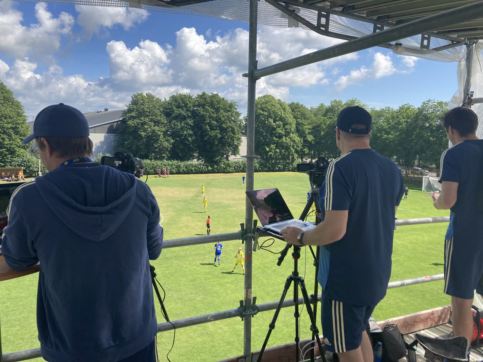 Analysteam arbetar med kamera och dator under match