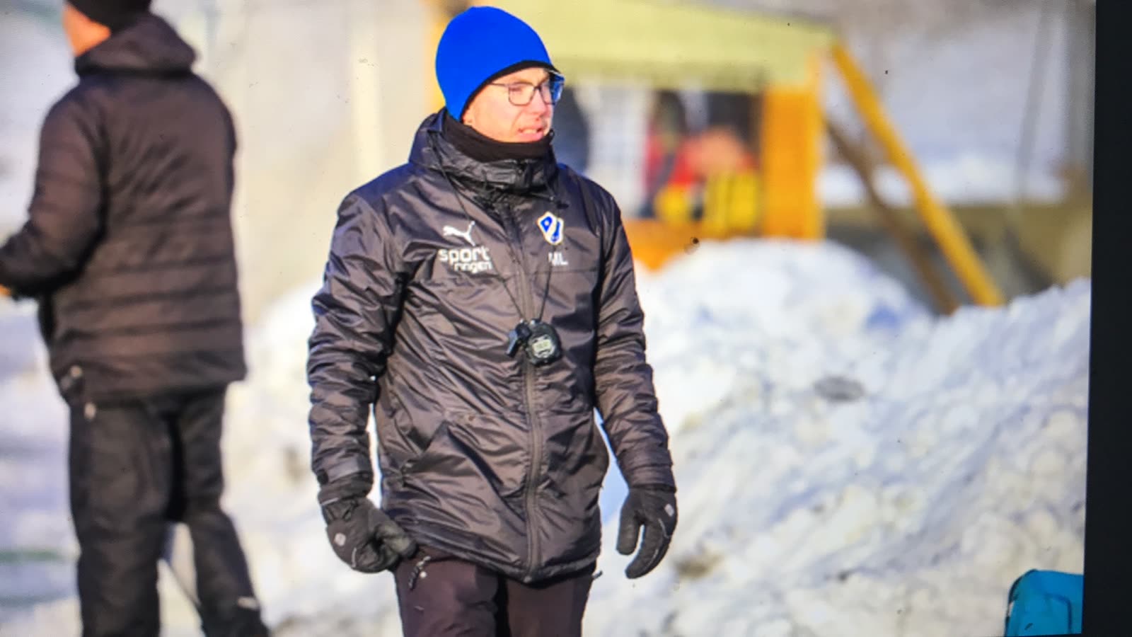 Morgan Ljungkvist vid sidlinjen en vintermatch